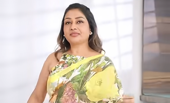The Hands-Free Trick for Your Open Pallu Saree